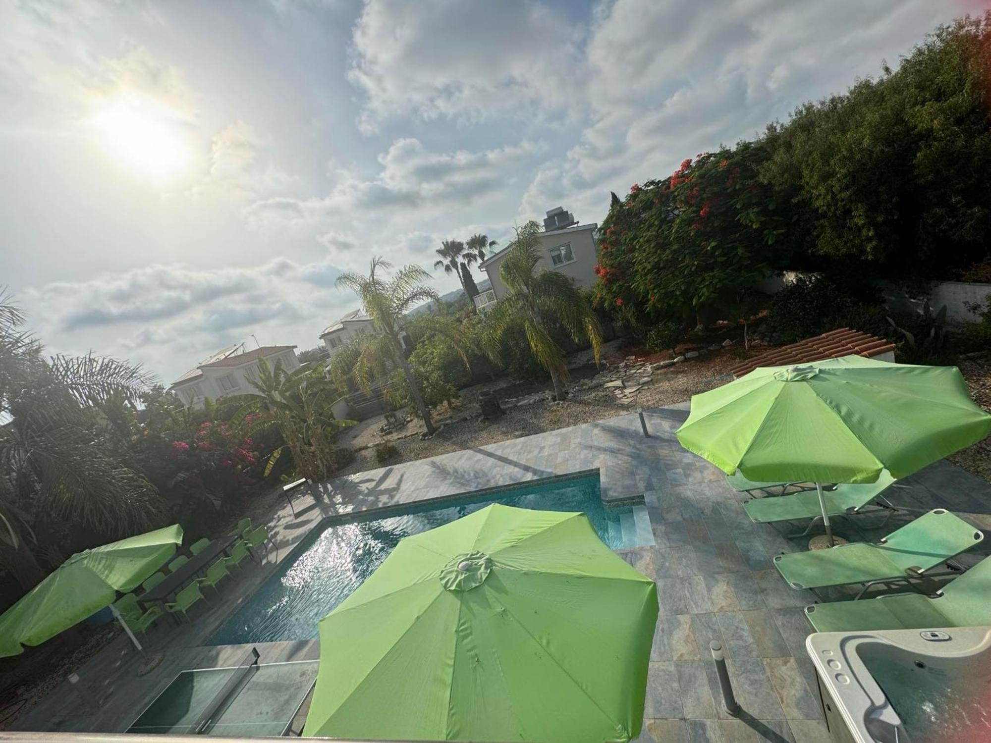 Villa Coralia Gardens 1Km From Coral Bay Beach エクステリア 写真