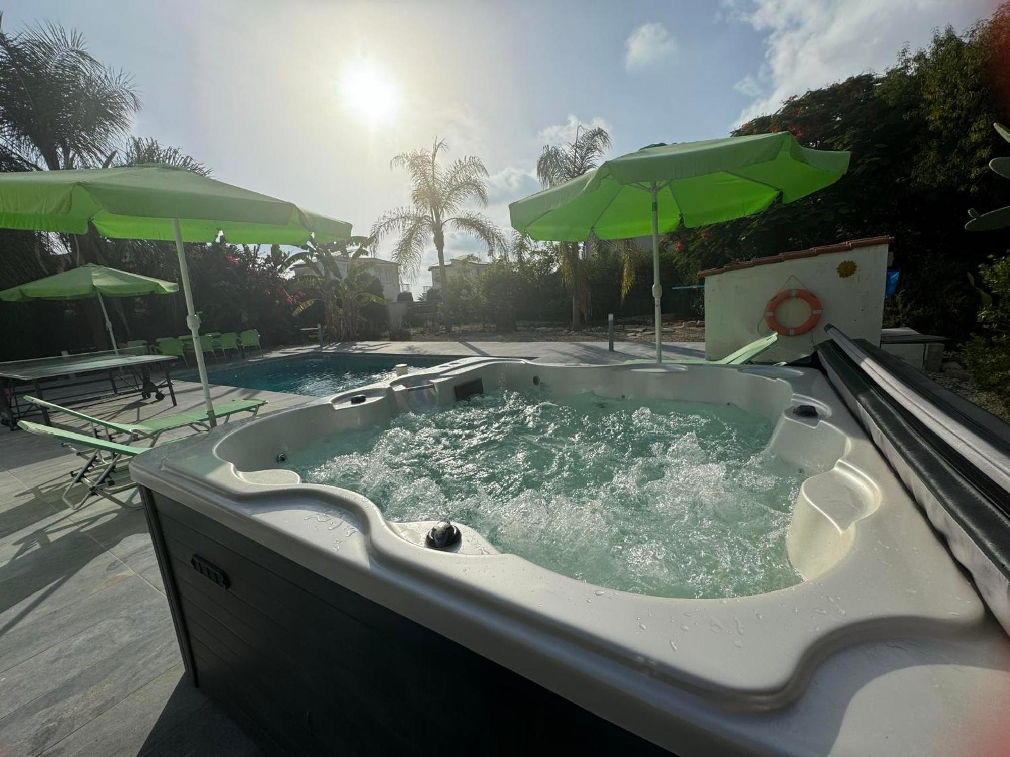 Villa Coralia Gardens 1Km From Coral Bay Beach エクステリア 写真