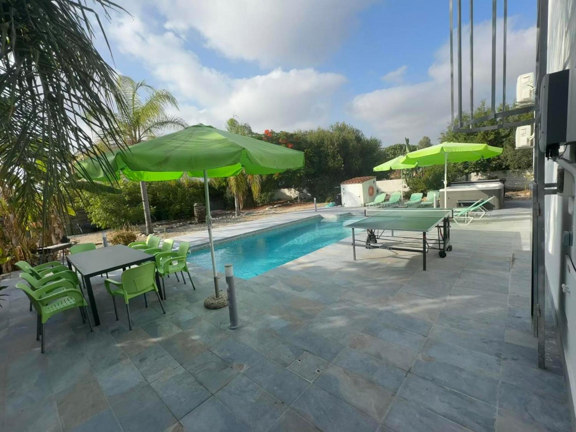 Villa Coralia Gardens 1Km From Coral Bay Beach エクステリア 写真